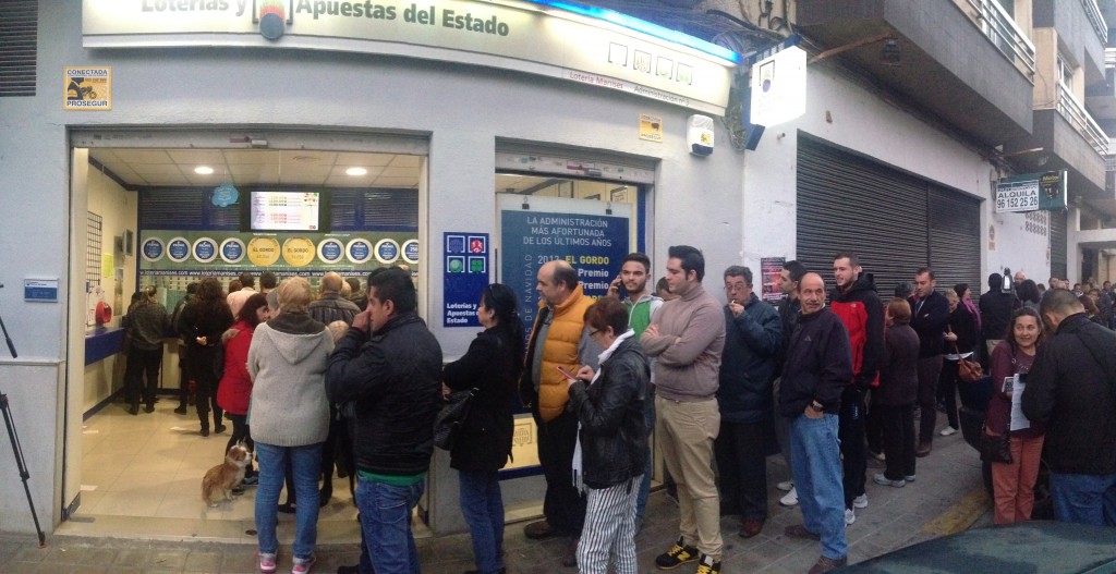 Largas Colas en Loteria Manises para comprar décimos de Loteria de Navidad.